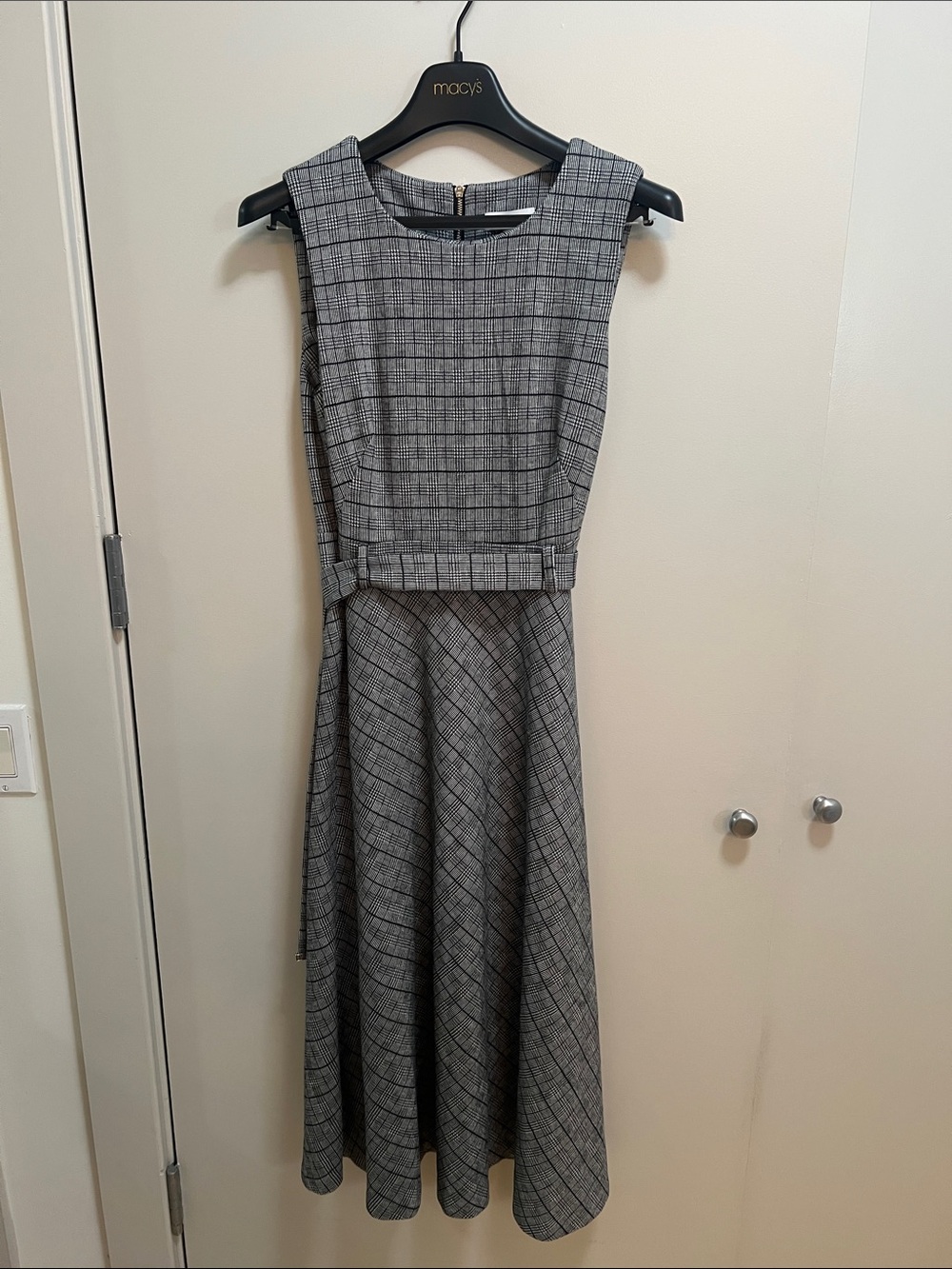 Sleeveless Gray Calvin Klein  Plaid Belted Dress Sz 8 Very Good Condition